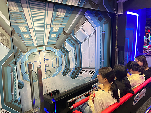 巔峰裸眼3D軌道影院正佳廣場店體驗區(qū)